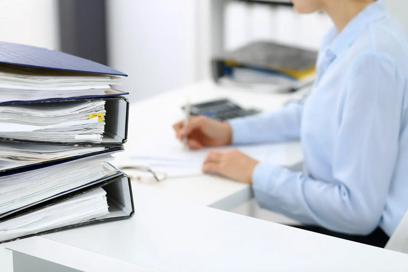 kobieta sprawdzająca dokumenty finansowe